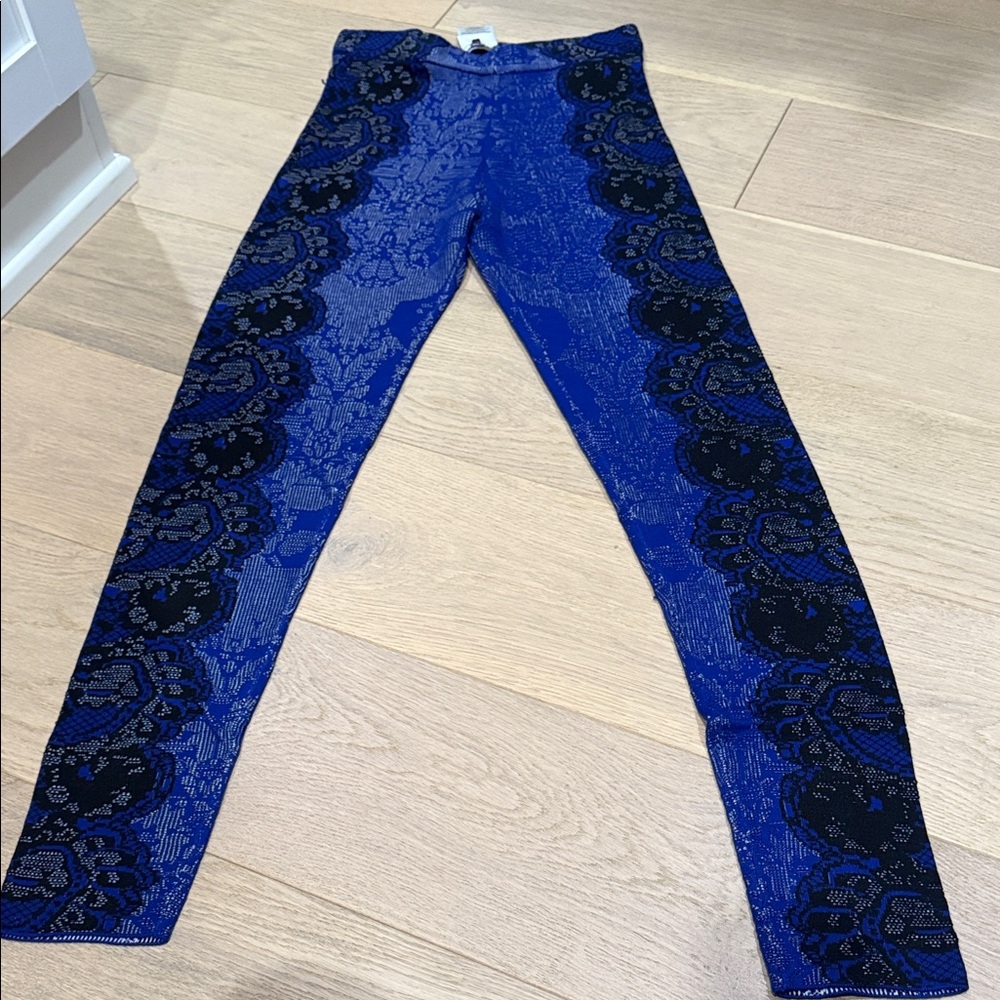 Bcbg Blue and Black Patterned knit leggings